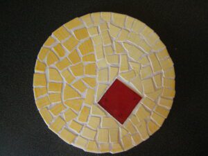 2008-03 - Vinca - Dessous de plat n°1 ; carrelage de cuisine artisanal et pâte de verre, joint gris éclairci avec du blanc