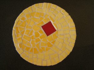 2008-03 - Vinca - Dessous de plat n°3 ; carrelage de cuisine artisanal et pâte de verre, joint gris éclairci avec du blanc