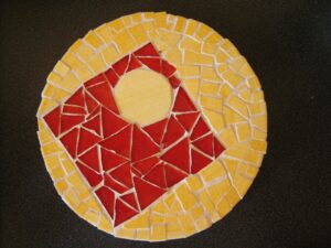 2008-03 - Vinca - Dessous de plat n°2 - Carrelage de cuisine artisanal et pâte de verre, joint gris éclairci avec du blanc