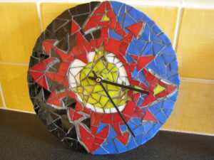 2008-07 - Vinca - pâtes de verre ; joint gris foncé par du colorant noir. Soleil inspiré d'une céramique de J. Lurçat