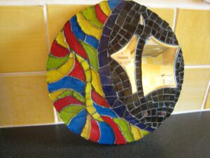 2008-07 - Vinca - pâtes de verre et miroir ; joint gris foncé par du colorant noir. Lune inspirée de tapisseries de J. Lurçat