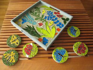 2009-01 - Vinca - plateau et dessous de verres ; pâtes de verre, joint gris teinté. D'après des tapisseries de Dom Robert