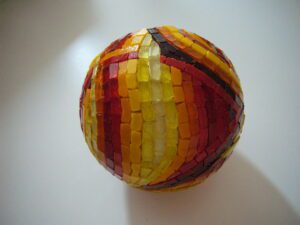 2009 - 08 - Stéphanie - pâtes de verre sur boule polystirène, avant joint