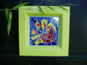 2010 - 01 - Jacques : pâtes de verre et miroir sur un cadre peint ; joint bleu