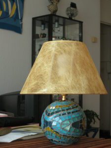 2010 - 03 - Vinca ; pâtes de verre, perles et millefiori sur pied de lampe en bois brut, joint gris foncé