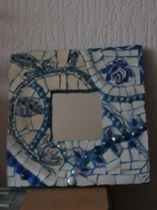 2010 - 05 - Vinca : assiettes, perles céramique et cabochons, joint blanc coloré bleu et noir