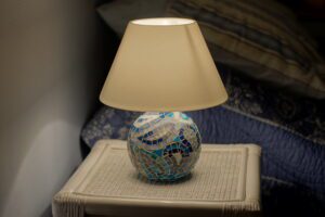 2012-01 Vinca : verre sur pied de lampe en bois