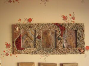 2012-08 Vinca : marbre rose du roussillon (dont galets), smalti (photos : chapiteaux St Michel de Cuxa)