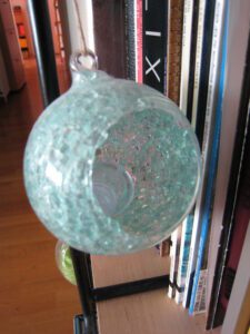 2014-10 Vinca : verre de pare-brise dans boule de verre