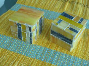 2016-12 Vinca : verre Tiffany sur boîtes en bois (5 x 5 x 5 cm)