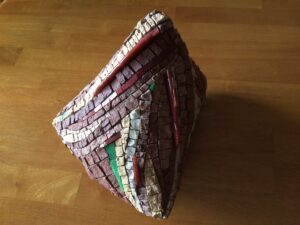 2018-10 Stéphanie : tuiles, verre, marbre sur structure berlingot maison (sur une idée de N. Chaulaic)