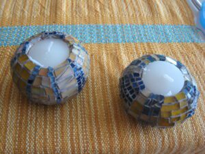 2020-03 Vinca : verre tiffany sur bois (7 x 4.5 cm)